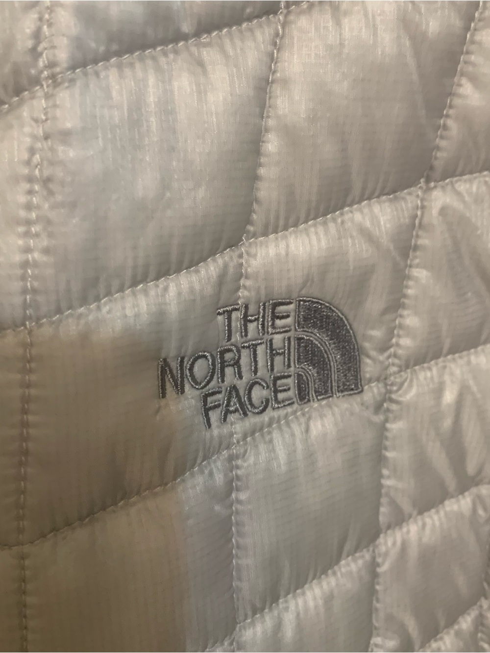 The North Face Women’s Large Lightweight Quilted Silver Puffer Jacket - Picture 3 of 10